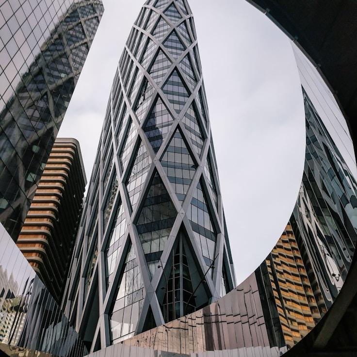 Parents evaluating schools in France